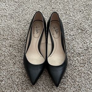 Life Stride Black Pointed Toe Heels
